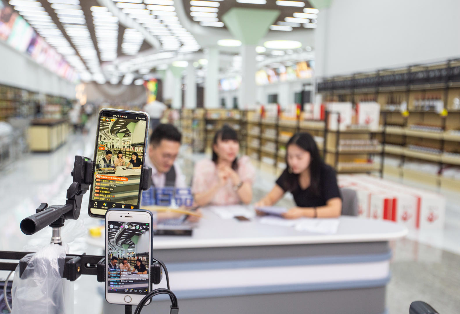 《2025直播电商行业白皮书》发布：直播电商刺激消费贡献电子商务80%增量(图1)