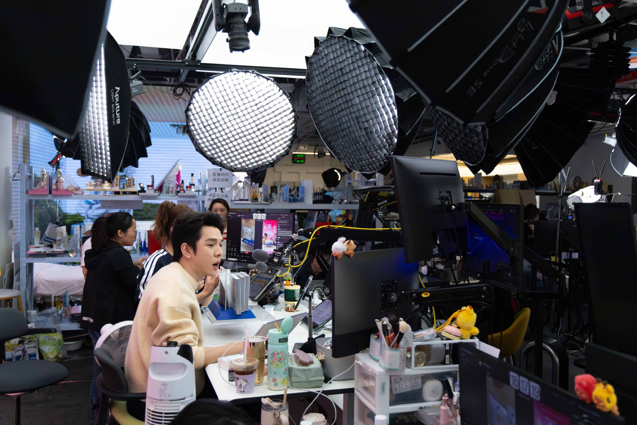 事业单位面试热点：直播带货规范方能长远(图1)