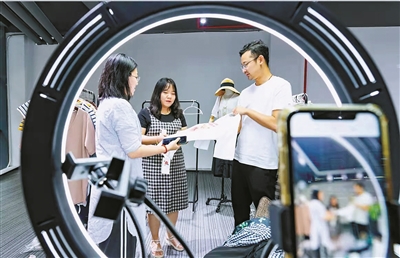 好评中国|直播电商激活实体经济新动能(图1)